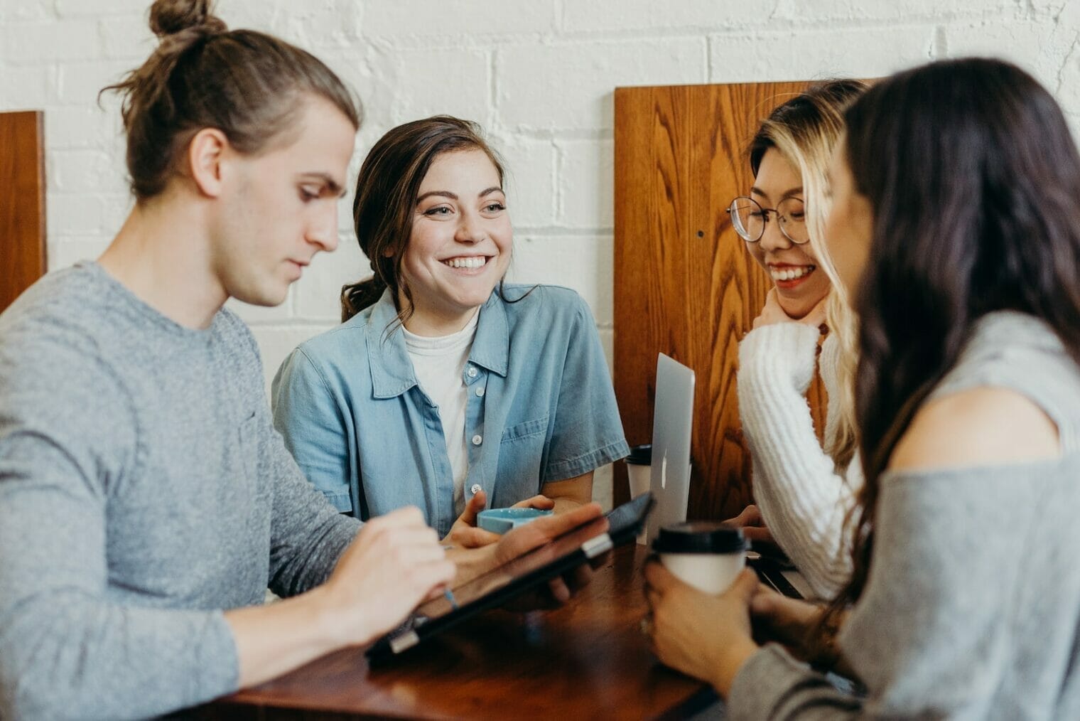 Solution for Schools | curaJOY A group of friends at a coffee shop